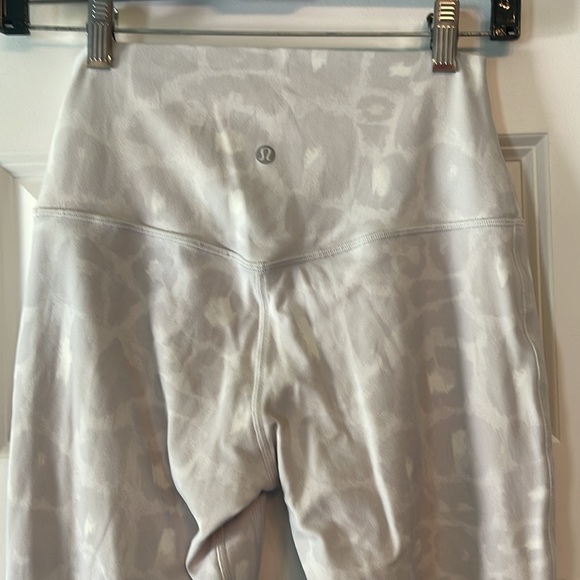 Lululemon White Spotted Leopard Print Workout Leggings- Size Small/6 - Picture 5 of 8
